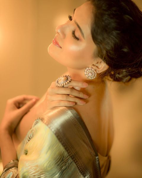 Actress vani bhojan posing in traditional saree photos gets viral