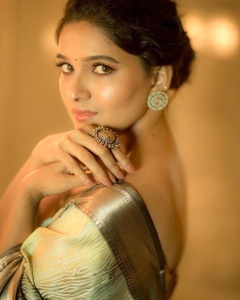 Actress vani bhojan posing in traditional saree photos gets viral