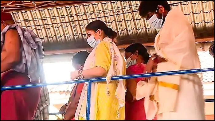 Vignesh shivan and nayanthara spotted in chottanikarai bagavathi amman temple video getting viral