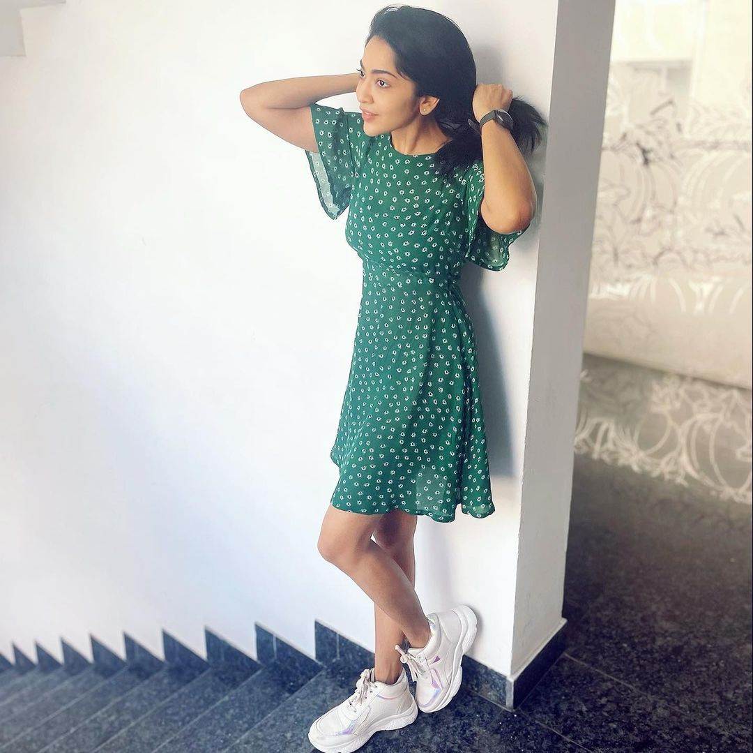 Vj ramya hot photos posing in short green dress