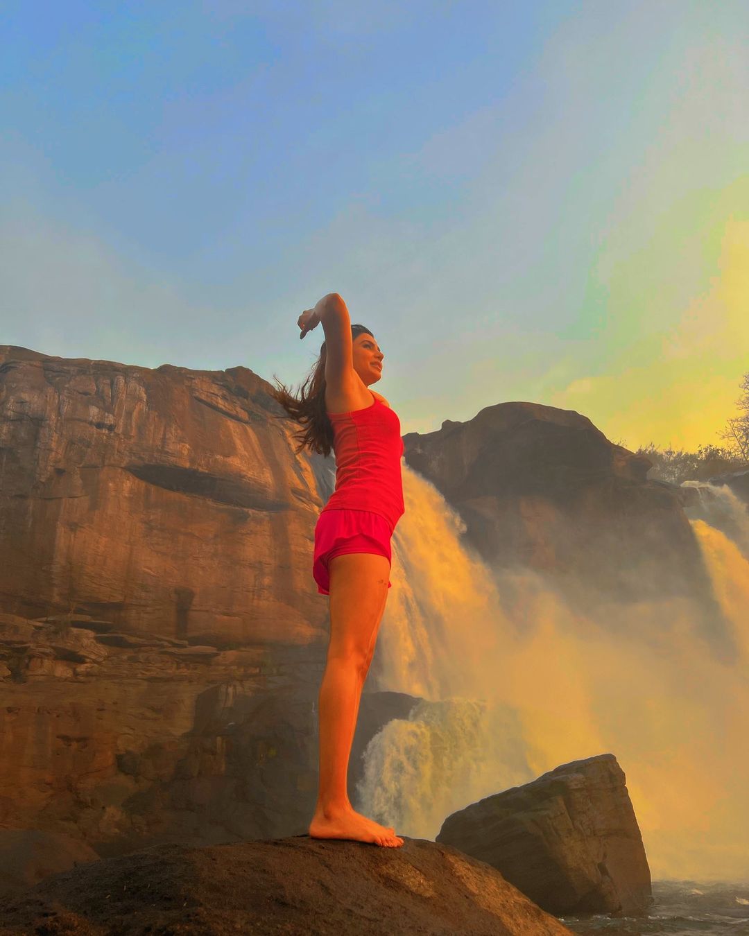 Samantha enjoying in athirapalli waterfalls photoshoot viral