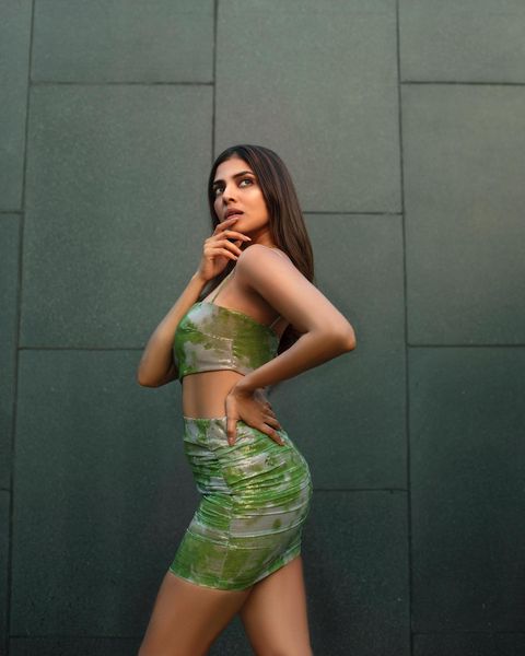 Malavika mohanan latest photos in tight modern dress goes viral on social media