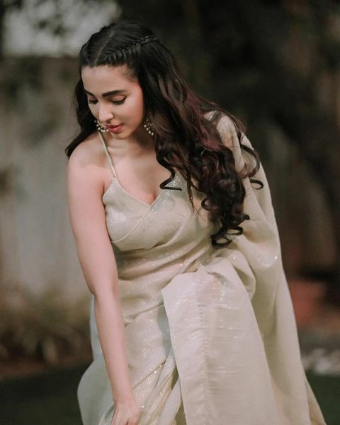 Parvati nair hot photos in white colour saree glamour photoshoot