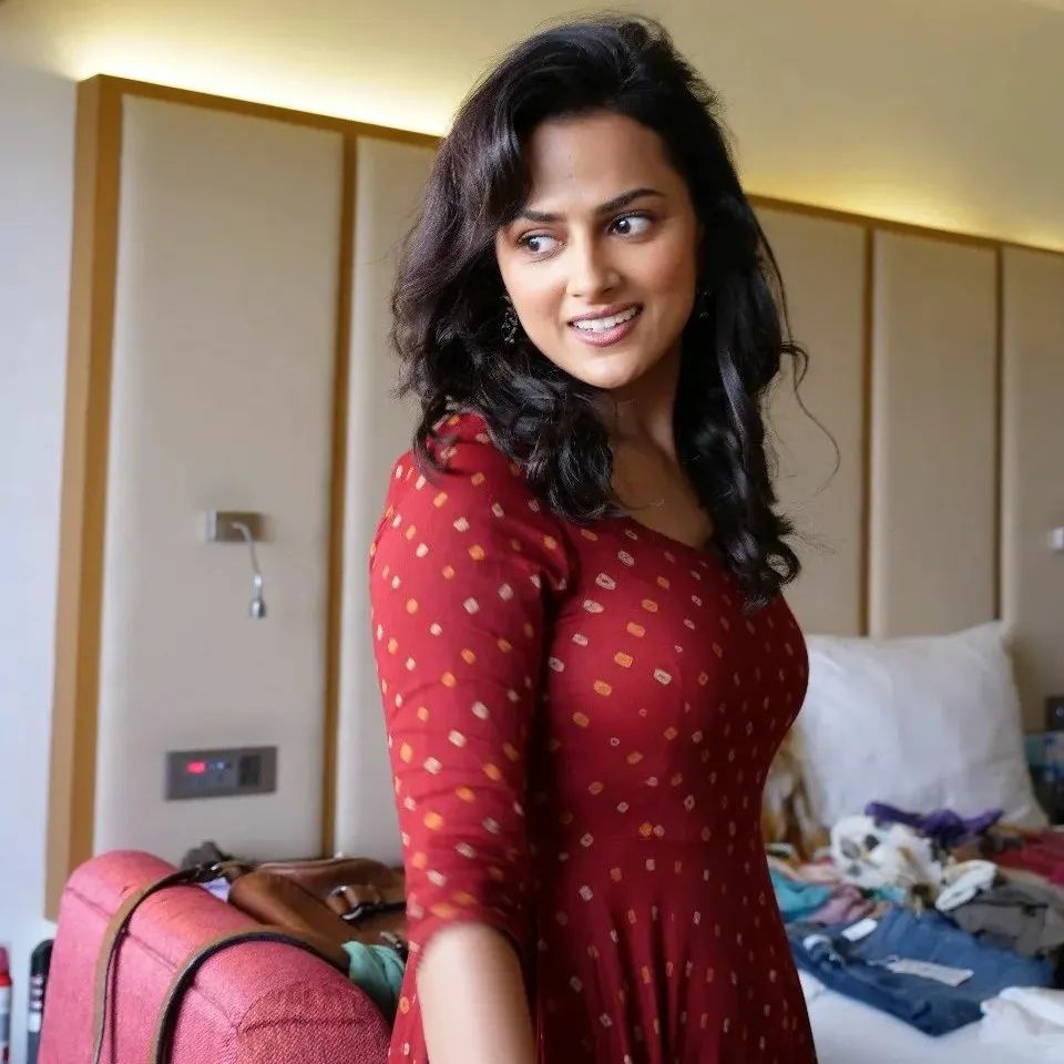 Shradha srinath latest look showing shape and structure getting viral