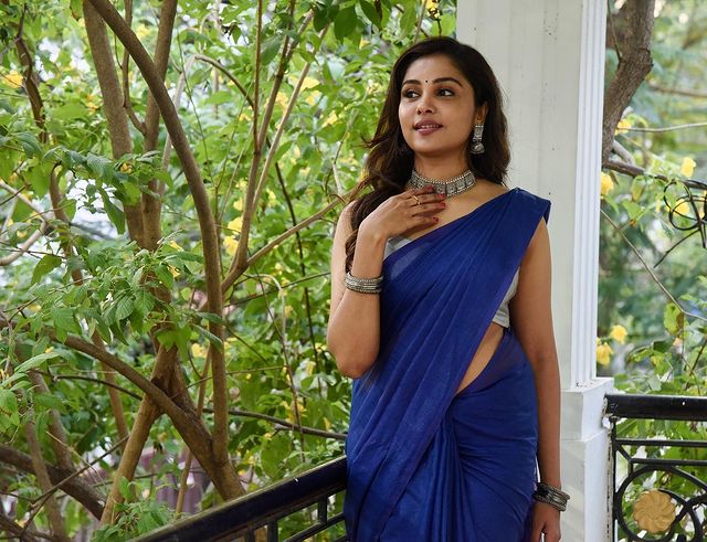 Smrithi venkat latest hot photos in blue colour saree and sleeveless blouse