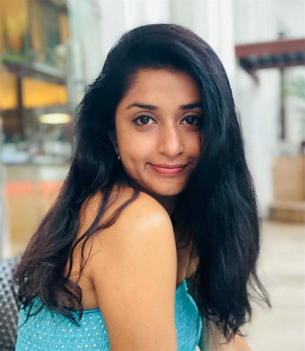 Meera jasmine latest post with spray bottle getting trend on social media