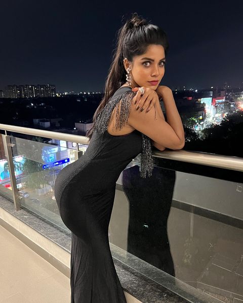 Divyabharathi hot photos in tight black modern dress