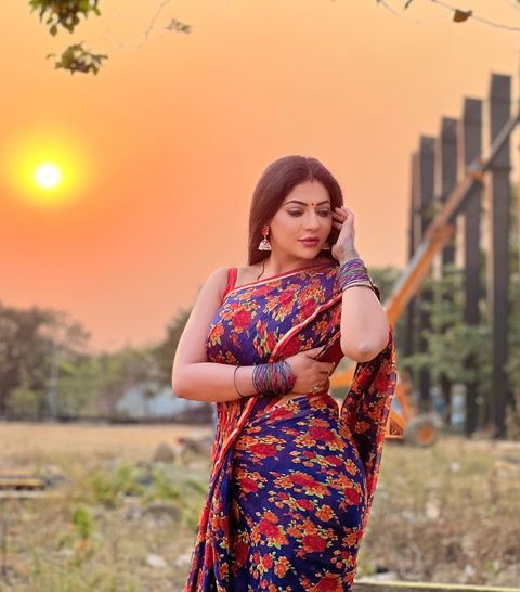 Reshma pasupuleti posing in sunlight photos getting viral