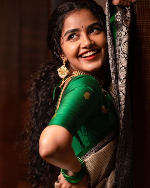 Anupama parameswaran latest saree photos trending