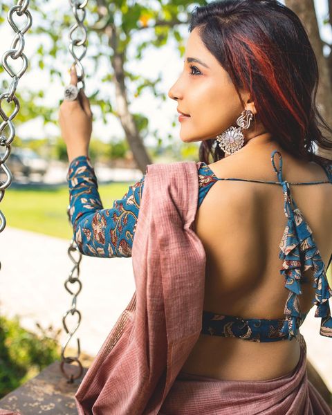Sakshi agarwal latest hot saree photo and video on instagram trending