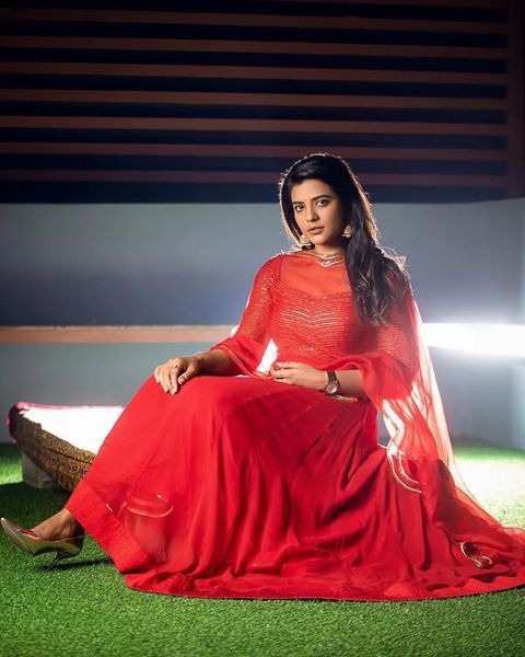 Aiswarya rajesh posing in traditional red chudithar