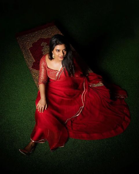 Aiswarya rajesh posing in traditional red chudithar