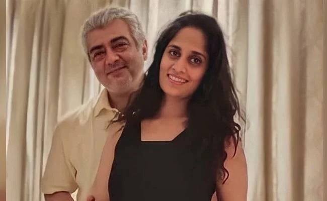 Ajith kissing shalini romanticly pictures viral on social media