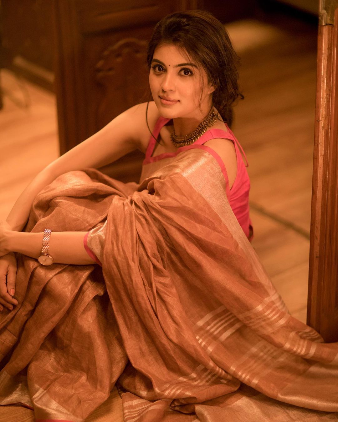 Amritha aiyer hot posing in traditional saree photos viral