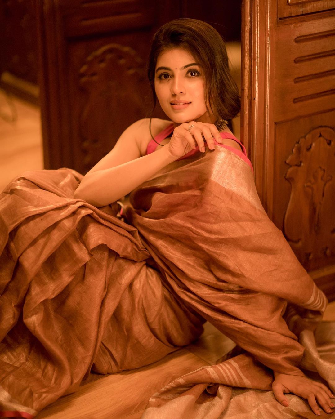 Amritha aiyer hot posing in traditional saree photos viral