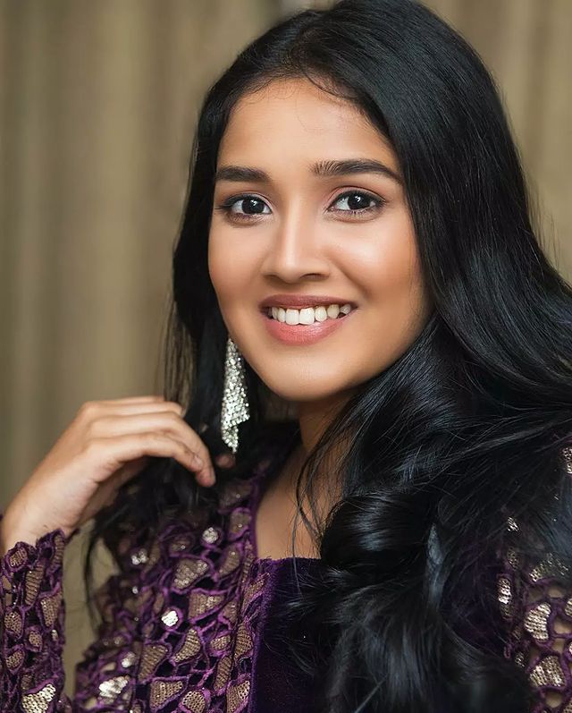 anikha surendran attitude in college function roasted by netizens