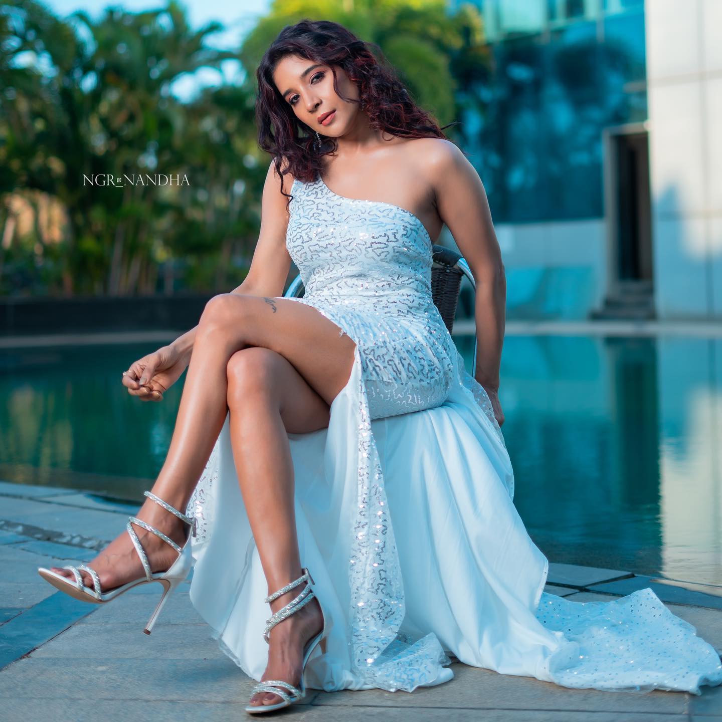 Sakshi agarwal hot photoshoot and video posted on instagram in white single sleeve dress