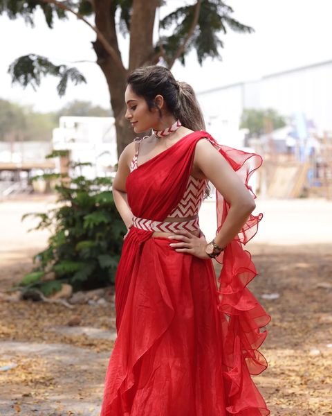 Shrutika arjun hot red saree photos in glamour blouse