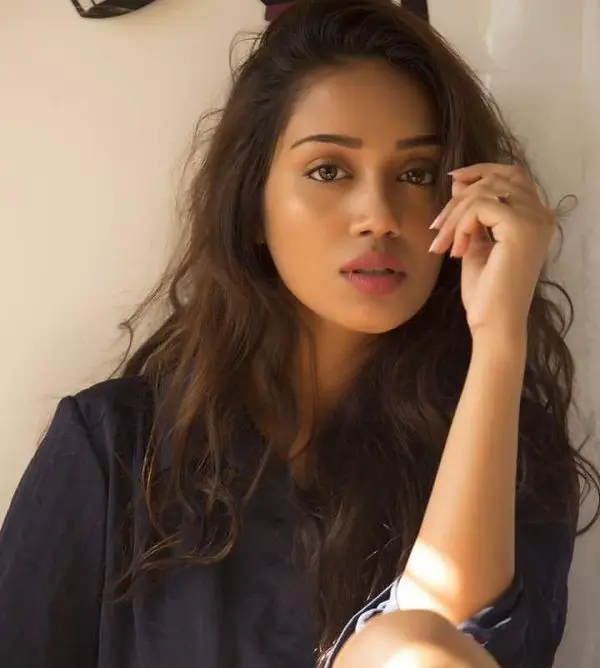 actress nivetha pethuraj hot photos in inners in public place getting viral