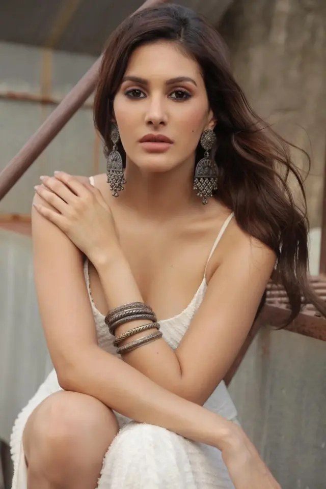 Amyra dastur hot latest video in glamour dress posted on social media