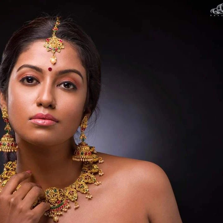 Roshini haripriyan hot posing with jewels getting viral
