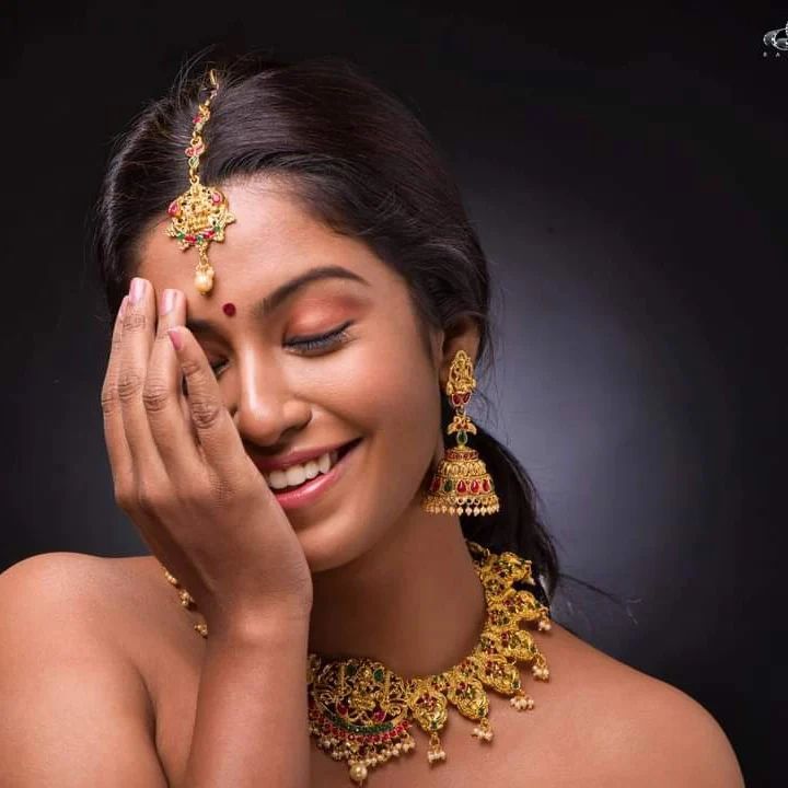 Roshini haripriyan hot posing with jewels getting viral