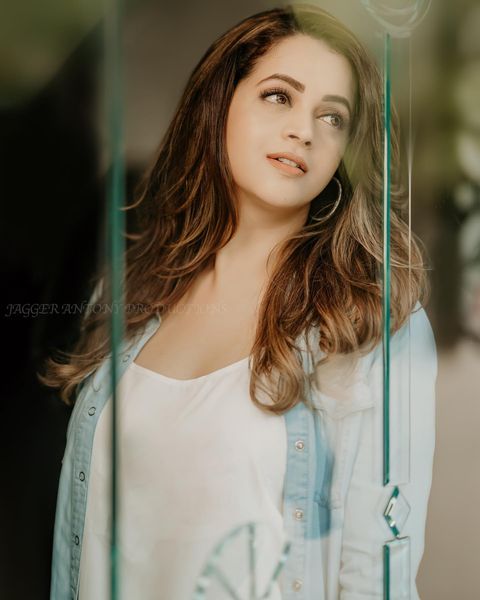 Actress bhavana hot modern photoshoot getting likes and shares