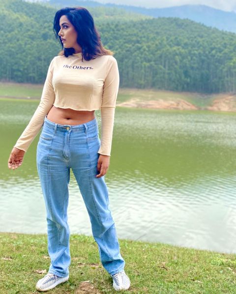 Raiza wilson hot navel show in crop tops and jeans getting hot