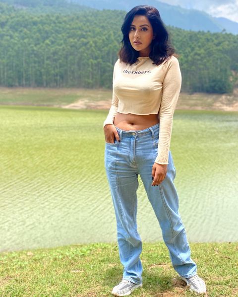 Raiza wilson hot navel show in crop tops and jeans getting hot