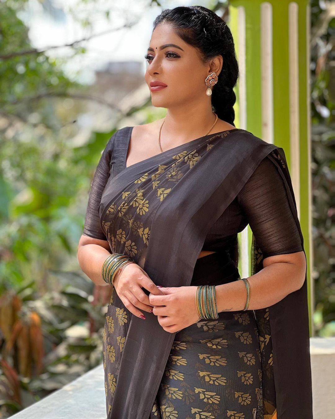 Reshma pasupuleti hot traditional saree wear photos