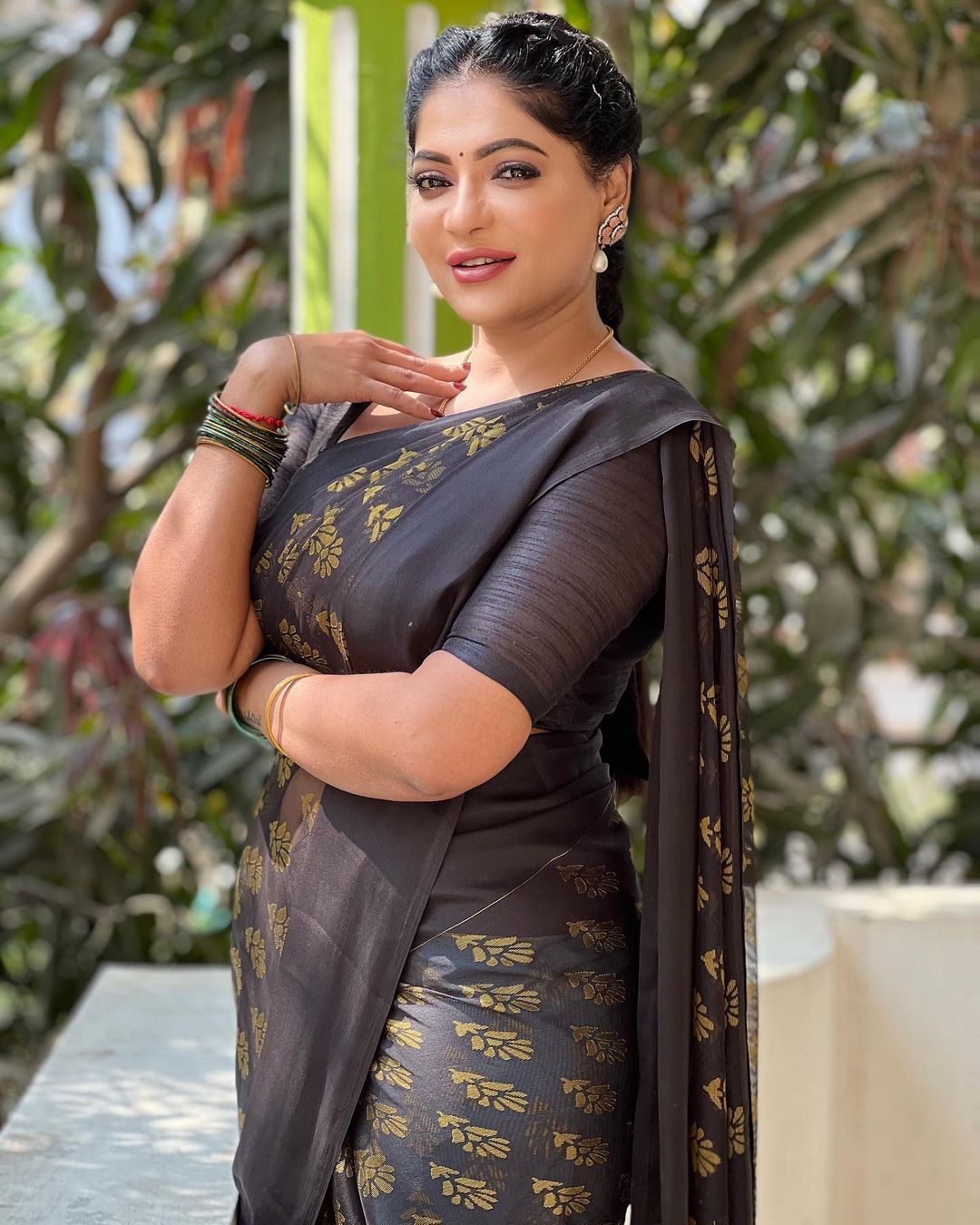 Reshma pasupuleti hot traditional saree wear photos