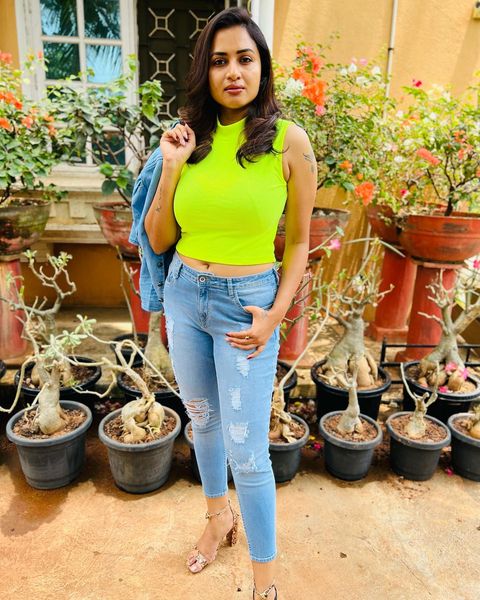 Serial actress janani ashok kumar hot navel show in tight modern jean and crop top