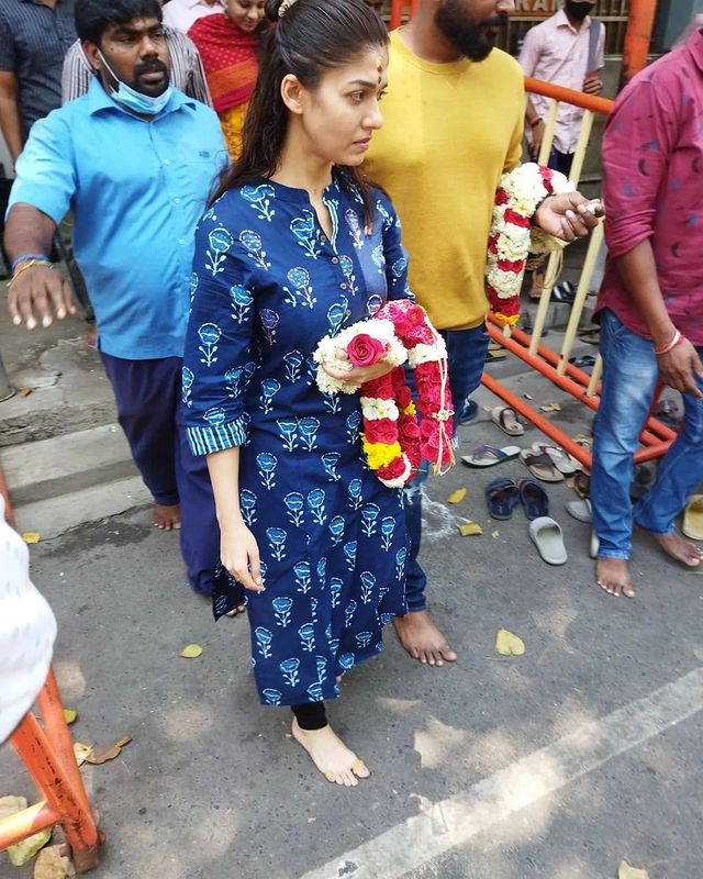 Vignesh shivan and nayanthara spotted in chennai mylapore temple