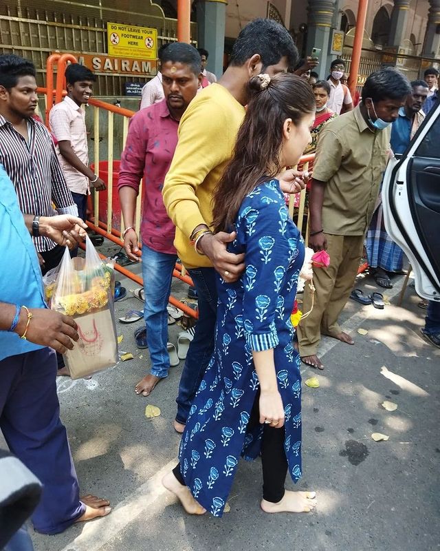 Vignesh shivan and nayanthara spotted in chennai mylapore temple