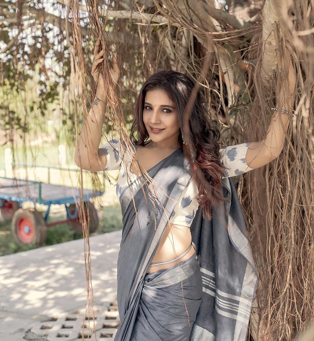 Sakshi agarwal hot saree photoshoot trending on social media