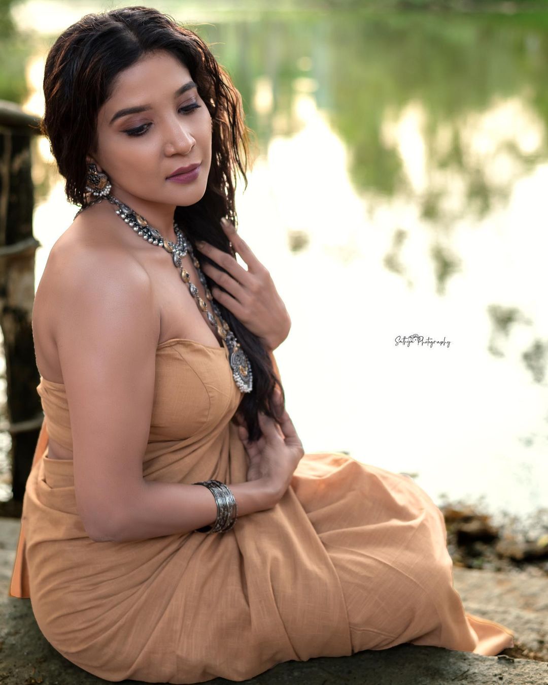 Sakshi agarwal hot glamour video in sleeveless blouse