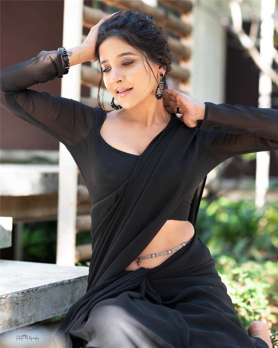 Sakshi agarwal hot glamour video in sleeveless blouse