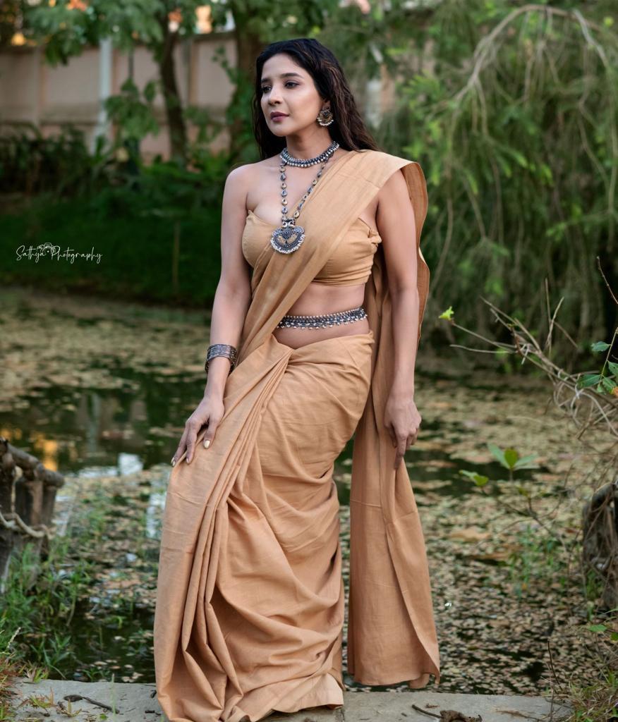 Sakshi agarwal hot show in sandal colour sleeveless blouse and saree