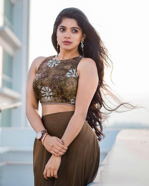 Divyabharathi hot photoshoot in crop top sleeveless in terrace