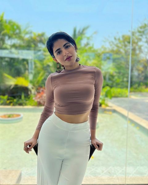 Iswarya menon hot shape and structure showing full photos in modern dress viral