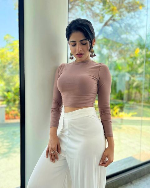 Iswarya menon hot shape and structure showing full photos in modern dress viral