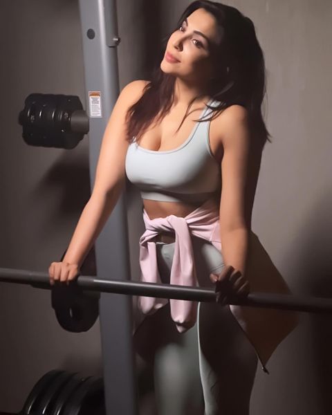 Parvati nair hot show post gym workout in gym dress
