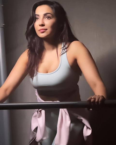 Parvati nair hot show post gym workout in gym dress