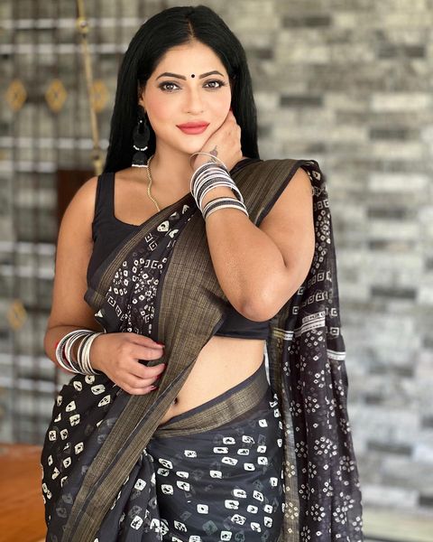 Reshma pasupuleti hot navel show in saree glamour photos went viral