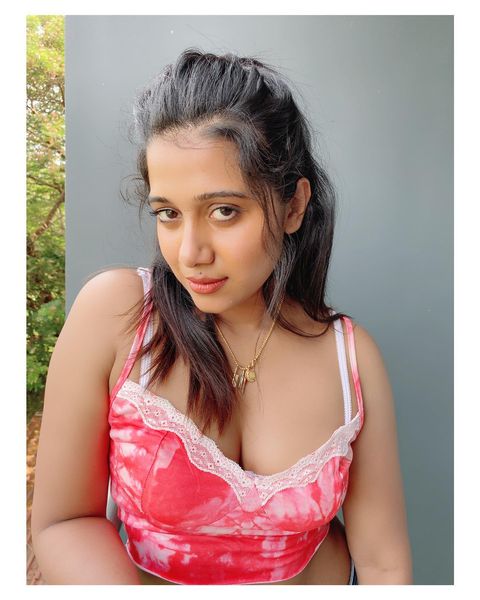 Shilpa manjunath hot glamour photos and beach video creating sensation in social media