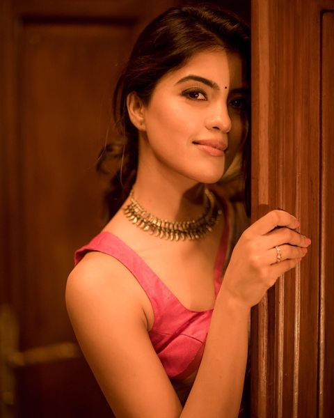 Amitha aiyer hot saree photos in sleeveless blouse and simple saree
