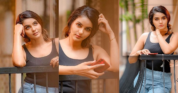 Chaitra reddy hot photos in tight tshirt showing shape and structure