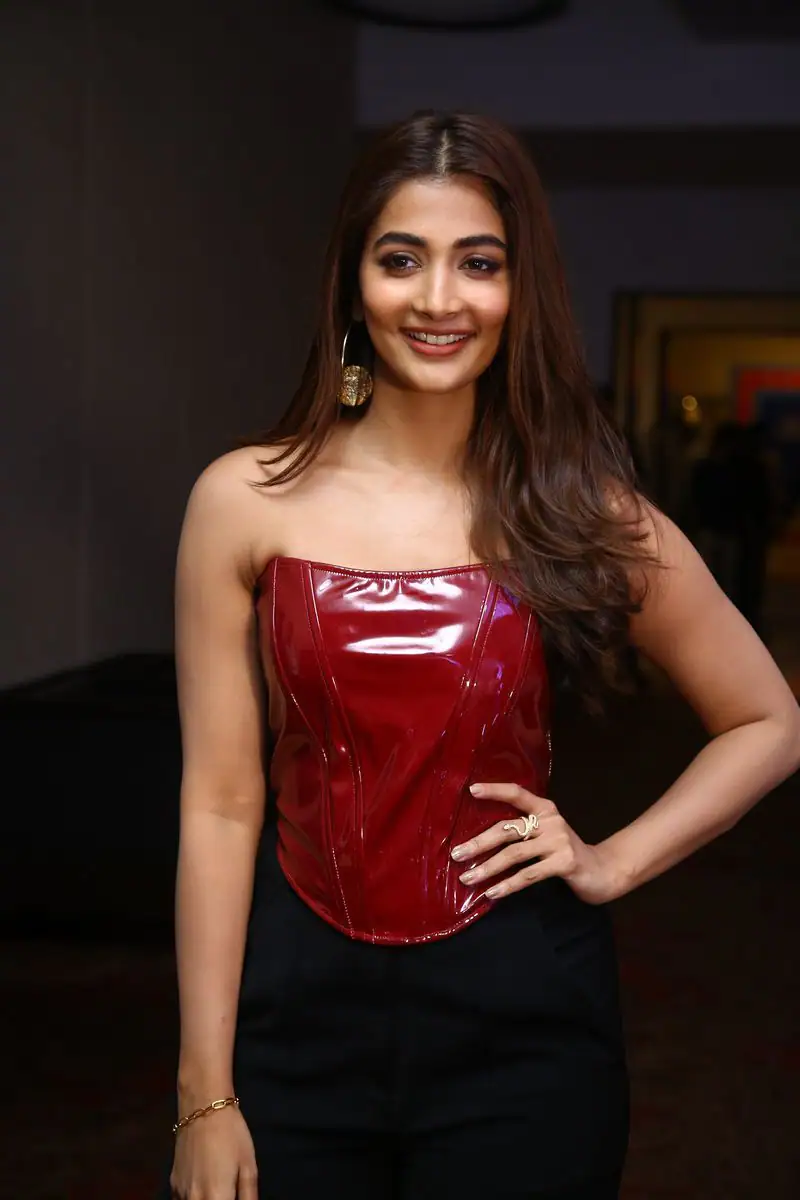 Pooja hegde hot photos in sleeveless dress spotted in public place