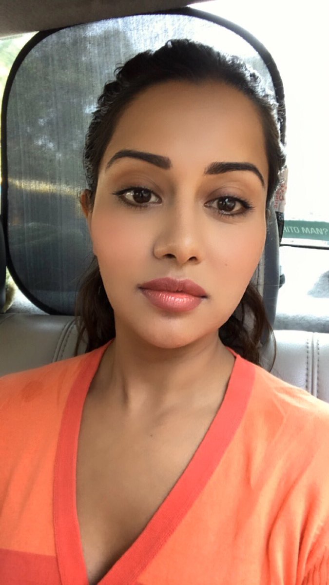 Raiza wilson hot selfie photo while doing makeup