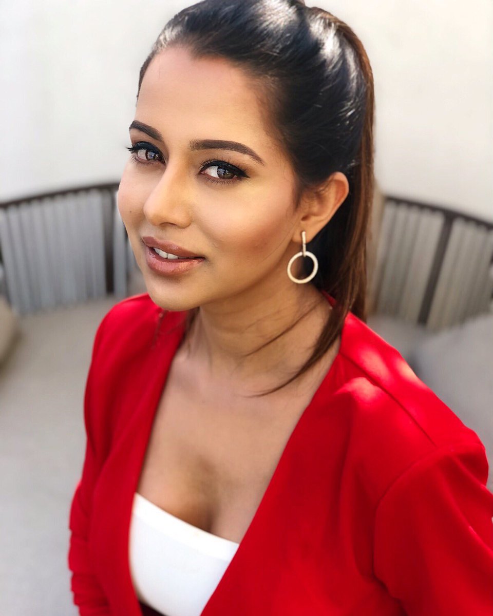 Raiza wilson hot selfie photo while doing makeup